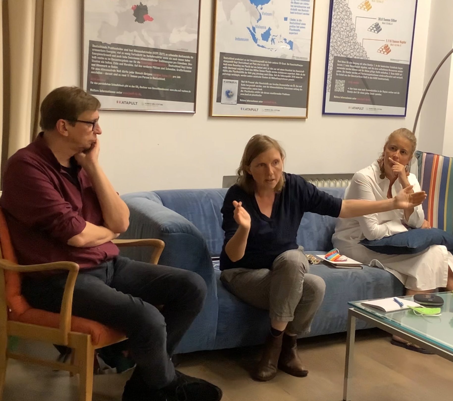 Michael Sacher, Corinna Rüffer und Steffi Krüger-Peter auf einer Couch