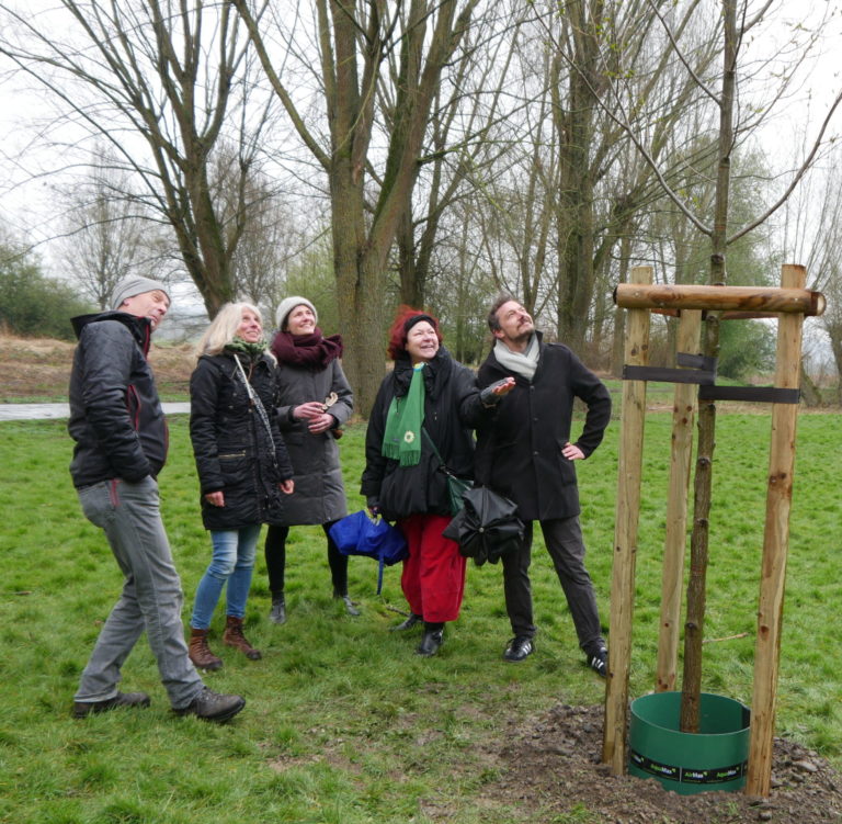 AG Umwelt spendet Baum